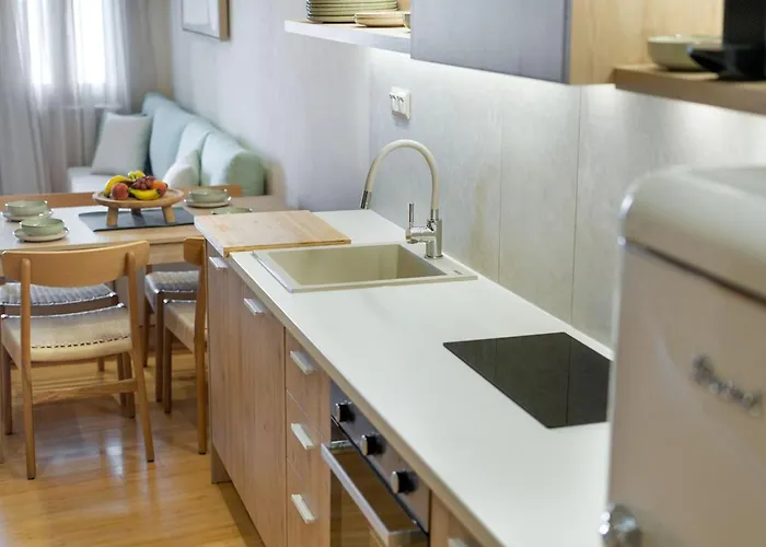 Leo 2 Bdr Overlooking The Harbor