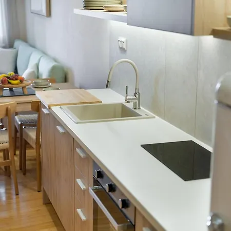 Leo 2 Bdr Overlooking The Harbor