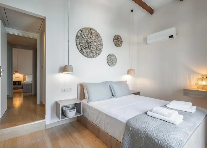 Leo 2 Bdr Overlooking The Harbor *